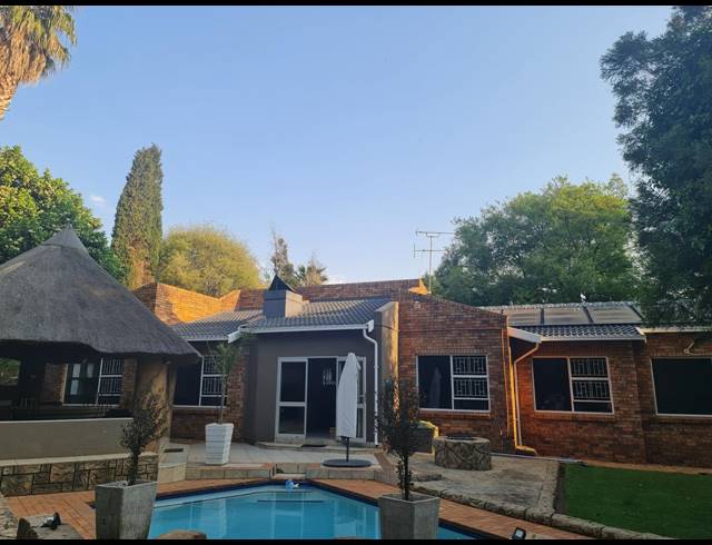 3 BEDROOM FREEHOLD FOR SALE IN SONNEVELD